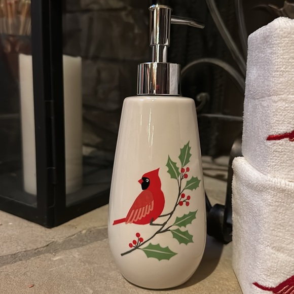 NWT Avanti Red Cardinal Soap Lotion Dispenser and Matching Fingertip Towels Set - Picture 3 of 6